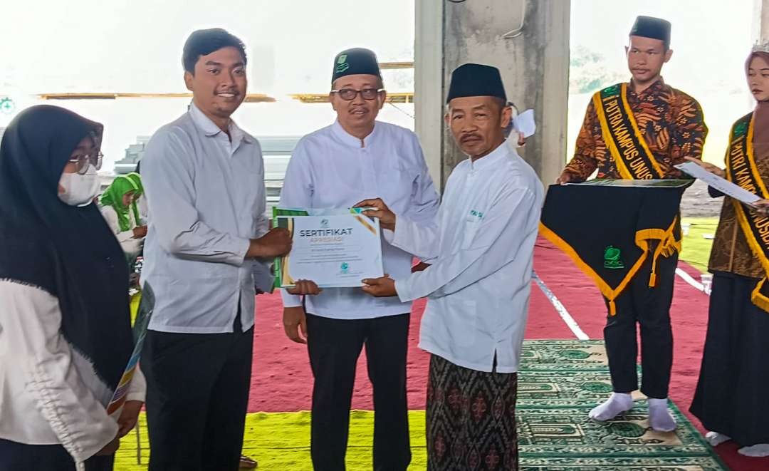 Mahasiswa Unusida saat terima penghargaan prestasi (Foto : Aini/Ngopibareng.id)