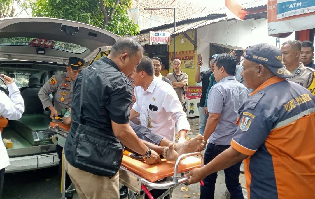 Proses evakuasi jenazah tukang becak yang meninggal dunia mendadak di Jalan Basuki Rahmat, Tuban, Jawa Timur. (Foto: Khoirul Huda/Ngopibareng.id)