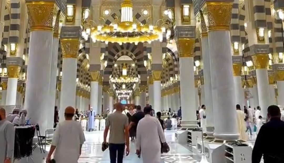 Umat Islam menuju ke Masjid Nabawi di Madinah. (Foto:dok/ngopibareng.id)