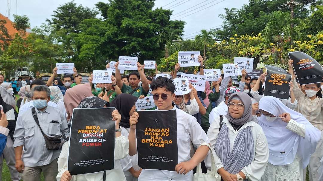 Ratusan dokter, tenaga kesehatan, mahasiswa, dosen, dan guru besar Fakultas Kedokteran Universitas Airlangga, saat aksi damai bela Prof. Budi Santoso yang dicopot dari Dekan FK Unair. (Foto: Julianus Palermo/Ngopibareng.id)