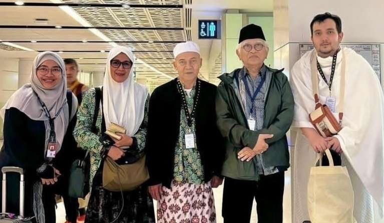 KH Ahmad Mustofa Bisri, Pengasuh Ponpes Raudlatut Thalibiin, Rembang, bersama keluarga KH Zamzami, Ponpes Lirboyo Kediri. (Foto:dok/ngopibareng.id)