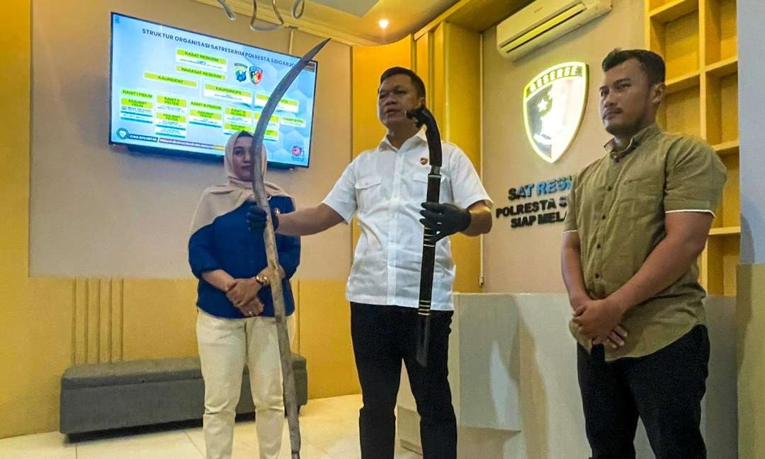 Kasat Reskrim Polresta Sidoarjo Kompol Agus Sobarnapraja saat menunjukkan barang bukti sajam (Foto: Aini/Ngopibareng.id)