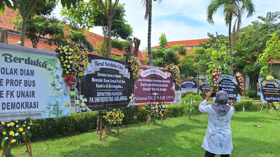 Karangan bunga yang terpampang di kawasan Kampus A Fakultas Kedokteran Universitas Airlangga, Jalan Prof. Dr. Moestopo, Surabaya, Kamis 4 Juli 2024. (Foto: Julianus Palermo/Ngopibareng.id)