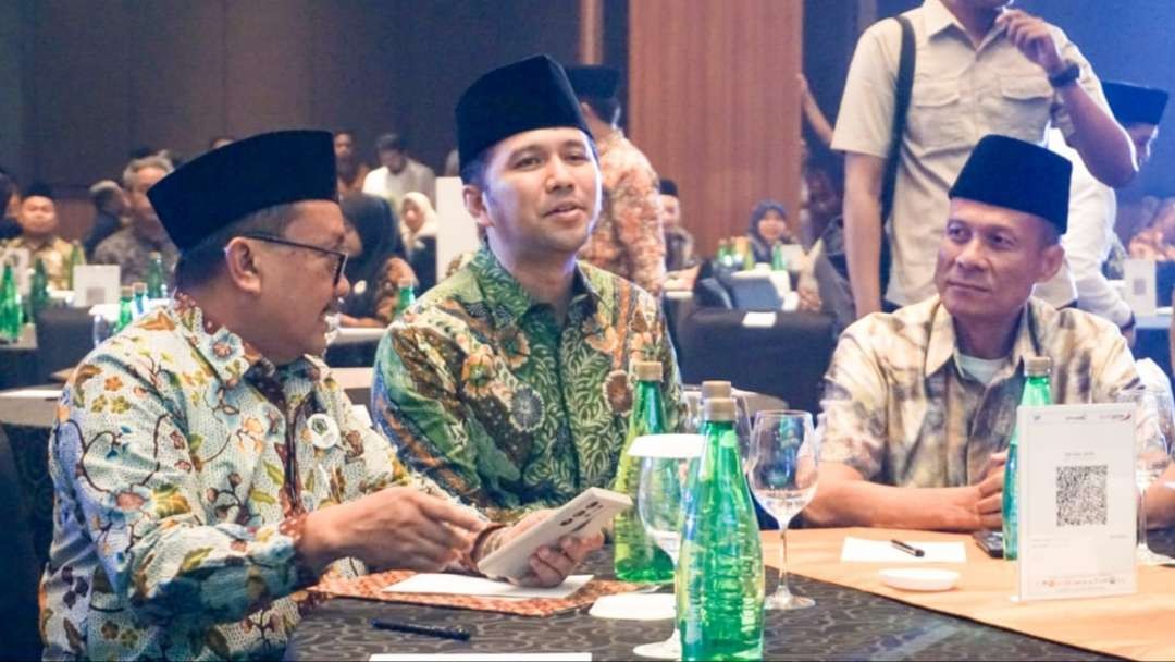 Emil Dardak bersama Ketua ISNU Jatim Prof M Mas'ud Said pada malam peluncuran Digital Library ISNU Jatim. (Foto:adi/ngopibareng.id)