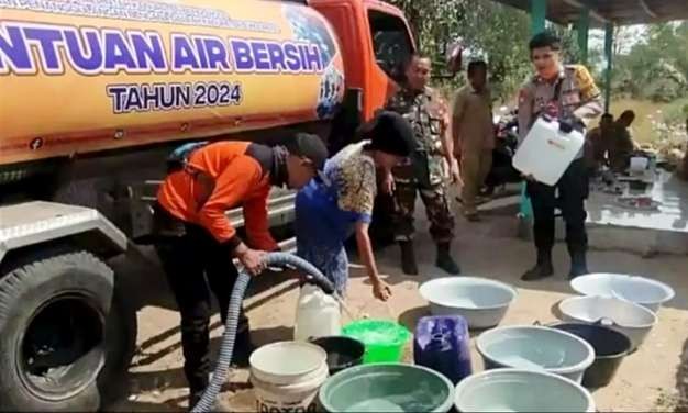 Truk tangki BPBD Bondowoso mendroping sor bersih di Desa Klekean, Kecamatan Botolinggo, terdampak kekeringan. (Foto: Guido Saphan/Ngopibareng.id)