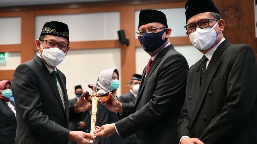 Prof Dr Budi Santoso, dr Sp.OG(K) (kiri) usai dilantik sebagai Dekan Fakultas Kedokteran UNAIR Periode 2020-2025. (Foto: Alif Fauzan/https://news.unair.ac.id/)