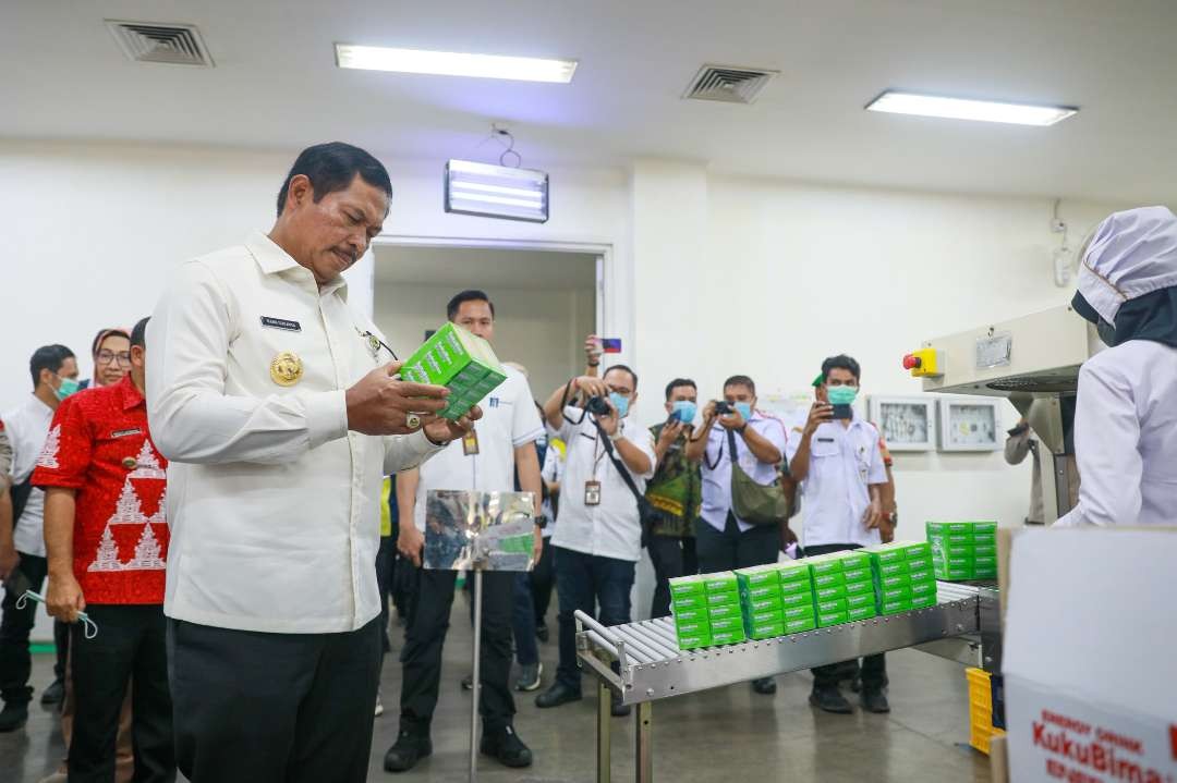 Pj Gubernur Jateng, Nana Sudjana melakukan kunjungan kerja (kunker) di PT Sido Muncul  Kabupaten Semarang dan PT Selalu Cinta Indonesia (SCI), Kota Salatiga pada Rabu, 3 Juli 2024. (Foto: Istimewa)