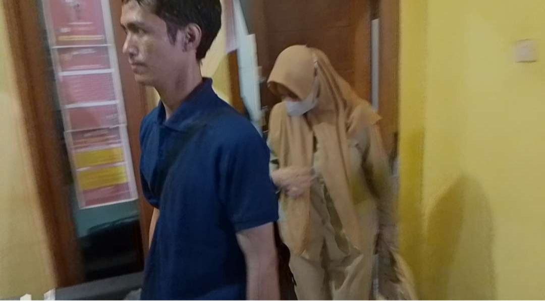 Oknum PNS Pemkab Mojokerto saat dimediasi di kantor Desa Sambiroto  Kecamatan Sooko. (Foto: Deni Lukmantara/Ngopibareng.id)