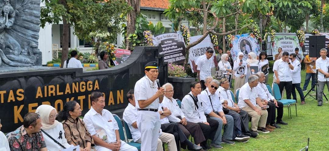 Mantan Rektor Universitas Airlangga 2001-2006 sekaligus Guru Besar Spesialis Bedah Jantung Universitas Airlangga, Prof. Dr. dr. Puruhito (berpeci), saat berorasi dalam aksi damai bela Prof. Budi Santoso yang dicopot dari jabatannya sebagai Dekan FK Unair. (Foto: Julianus Palermo/Ngopibareng.id)