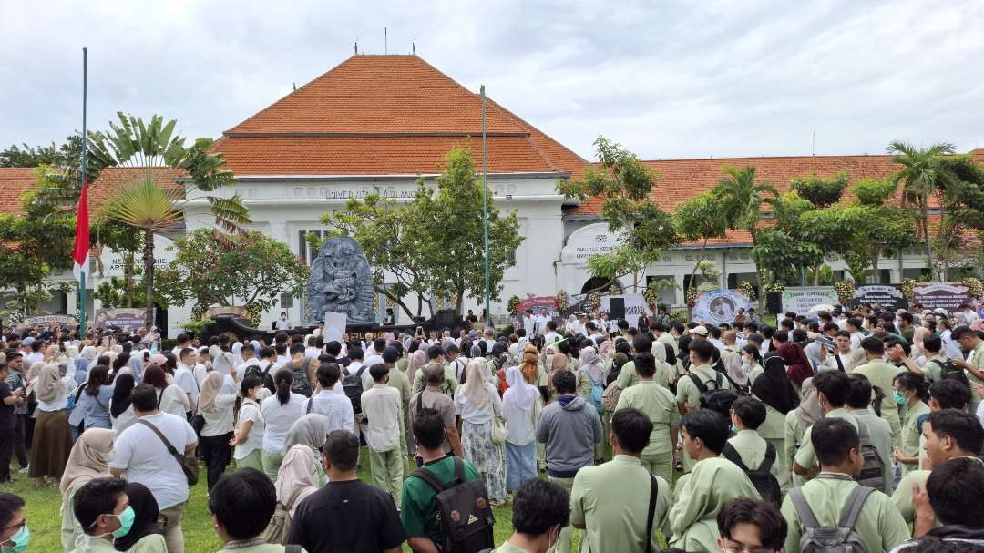 Ratusan aksi massa, yang terdiri atas civitas akademika FK Unair, yang menunjukkan aksi solidaritasnya terhadap Prof. Budi Santoso, yang baru dipecat dari jabatannya sebagai Dekan FK Unair oleh Rektor Moh. Nasih. (Foto: Julianus Palermo/Ngopibareng.id)