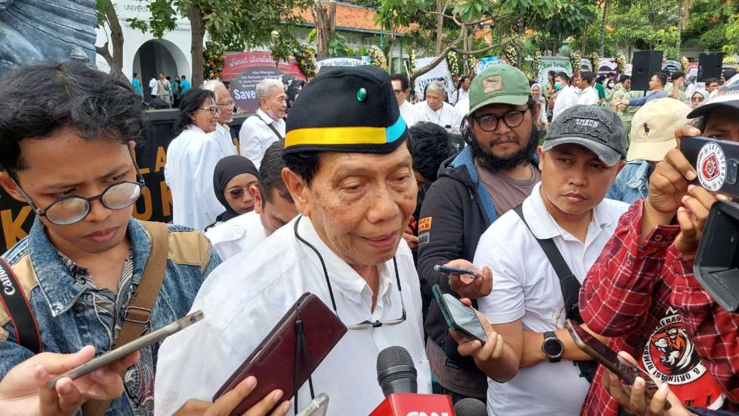 Guru Besar Ahli Bedah Jantung Fakultas Kedokteran Universitas Airlangga, Prof. Dr. dr. Puruhito. (Foto: Julianus Palermo/Ngopibareng.id)