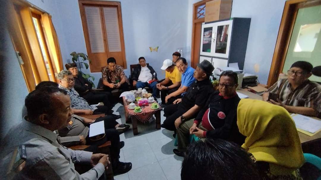 Pertemuan perwakilan pengunjuk rasa, bersama pemkab Banyuwangi dan perwakilan Cabdindik Provinsi Jawa Timur di Banyuwangi (foto: Muh Hujaini/Ngopibareng.id)