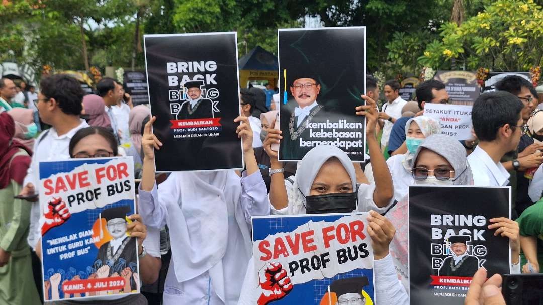 Potret civitas akademika FK Unair yang menuntut pengembalian Prof. Budi Santoso (Prof BUS) dari jabatannya sebagai Dekan FK Unair, setelah diberhentikan tanpa keterangan yang jelas. (Foto: Julianus Palermo/Ngopibareng.id)