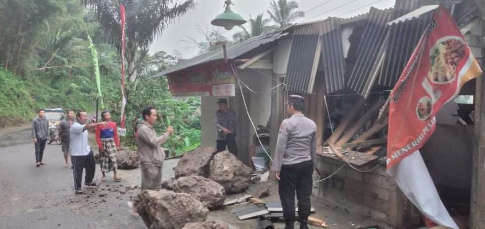 warung bakso yang berada di pinggir jalan tepatnya di Desa Pringapus Kecamatan Dongko, Kabupaten Trenggalek, Jumat 5 juli 2024 (Foto: dok. polres trenggalek)