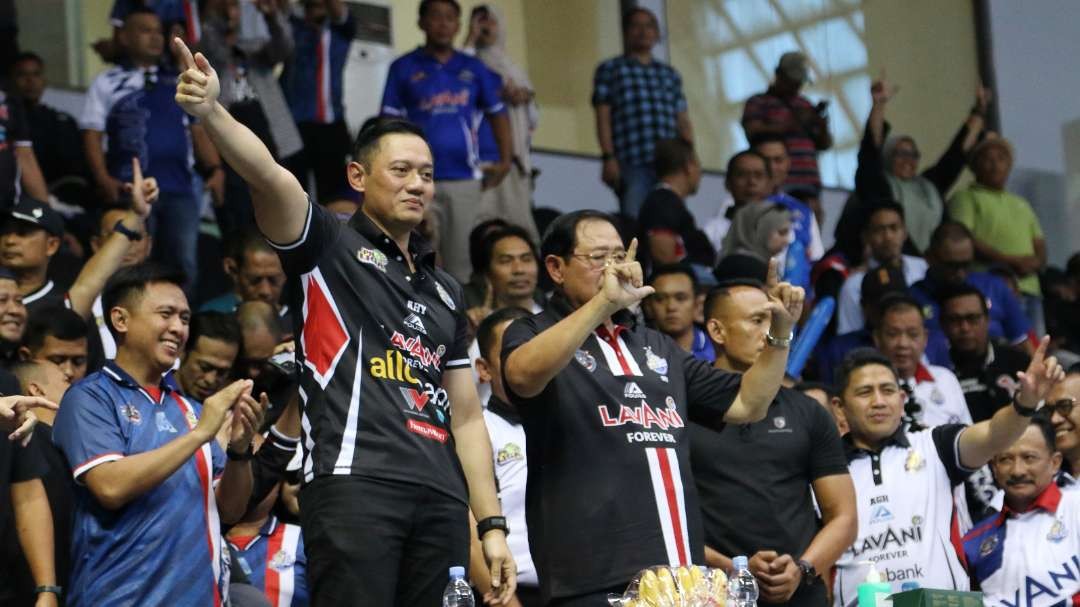 Presiden RI ke-6, Susilo Bambang Yudhoyono dan Agus Harimurti Yudhoyono mendukung timnya Jakarta Lavani Allo Bank Electric pada laga final four Proliga 2024 di Bung Tomo Sport Center, Surabaya, Jumat 5 Juli 2024. (Foto: Fariz Yarbo/Ngopibareng.id)