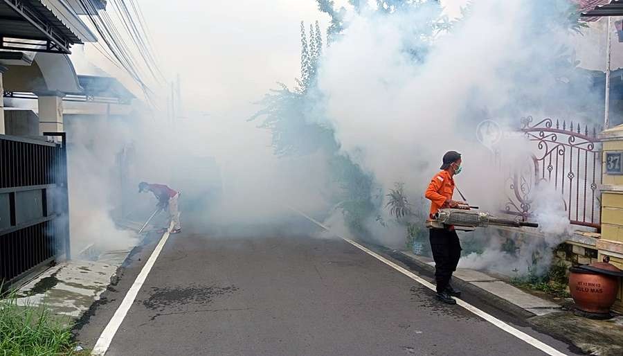 Petugas BPBD serta Dinas Kesehatan Kota Madiun lakukan pengasapan/Fogging. (Foto: dok. bpbd kota madiun)