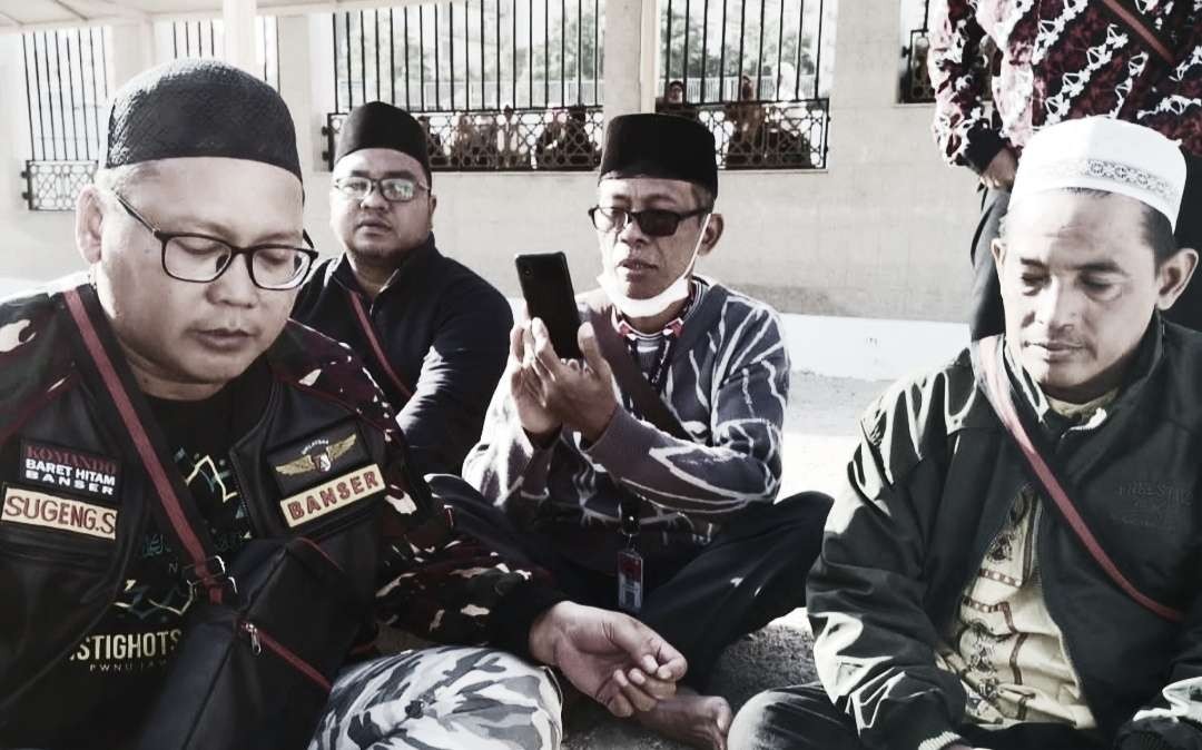 Para santri, Sugeng Sudaryanto dan H Jauhari dari PCNU Surabaya, sedang ziarah di makam KH Maimoen Zubair di Makam Baqi Makkah. (Ilustrasi)