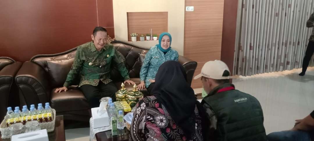 Petugas Pantarlih sedang melaksanakan coklit data Bupati Lamongan Yunronur aefendi beserta istri (Foto : Imron Rosidi/ngopibareng.id)