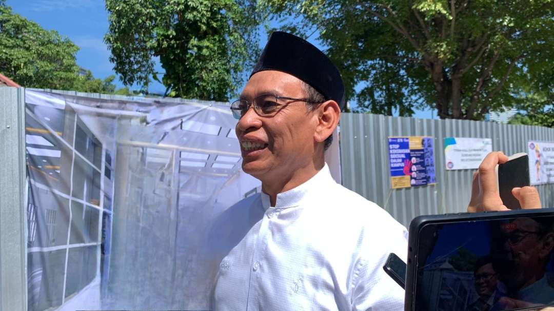 Rektor Unair Prof Mohammad Nasih ketika ditemui selepas shalat Jumat, di Rektorat Universitas Airlangga, Mulyorejo, Surabaya, Jumat 5 Juli 2024. (Foto: Julianus Palermo/Ngopibareng.id)