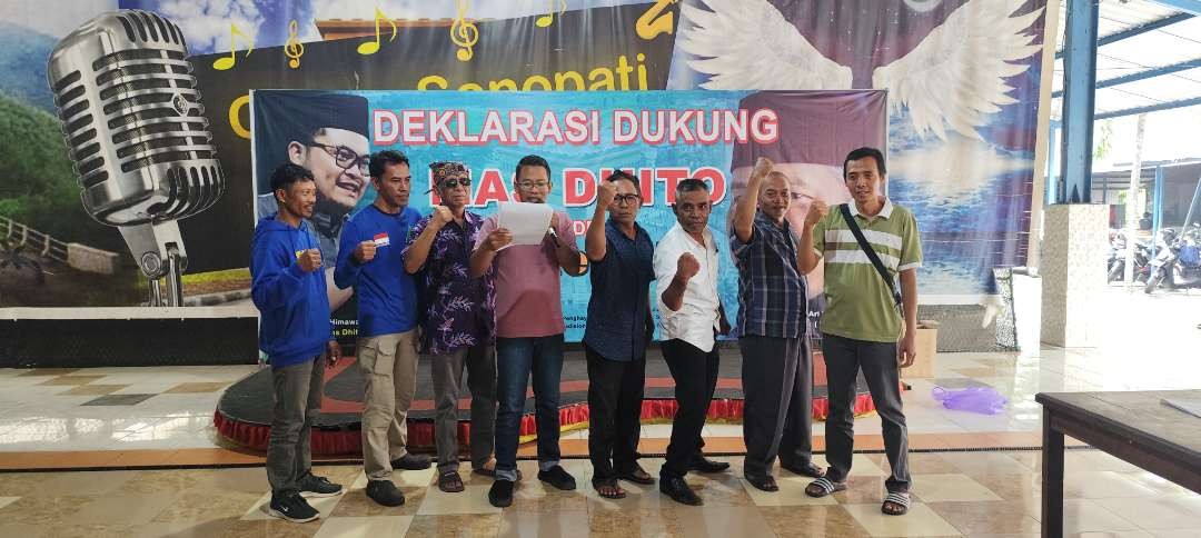 Relawan deklarasi dukung Dhito gandeng dr Ari maju Pilbup Kediri 2024. (Foto: Fendhy Lesmana/Ngopibareng.id)