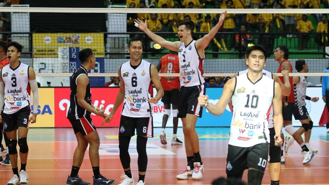 Pemain-pemain Lavani melakukan selebrasi usai mencetak angka saat melawan Jakarta Bhayangkara Presisi dalam laga final four Proliga 2024 di Bung Tomo Sport Center, Jumat 5 Juli 2024. (Foto: Fariz Yarbo/Ngopibareng.id)