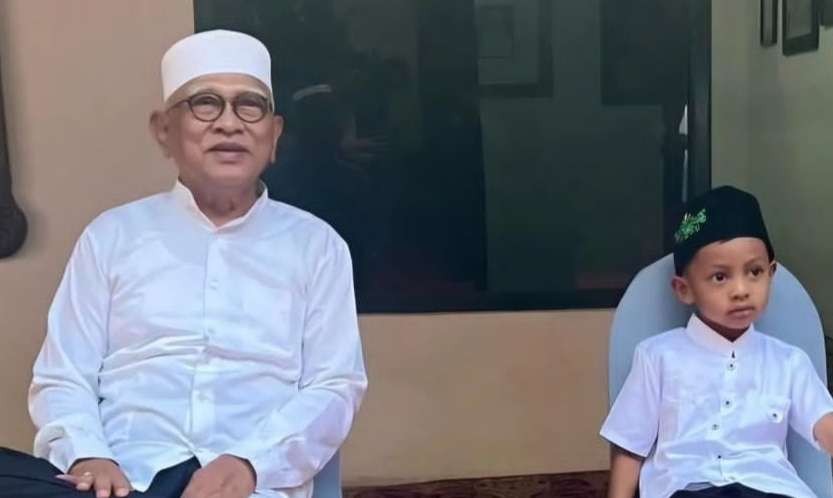 KH Ahmad Mustofa Bisri, Pengasuh Pesantren Raudlatut Thalibiin Rembang, saat menghitung cucunya. (Foto:dok/ngopibareng.id)