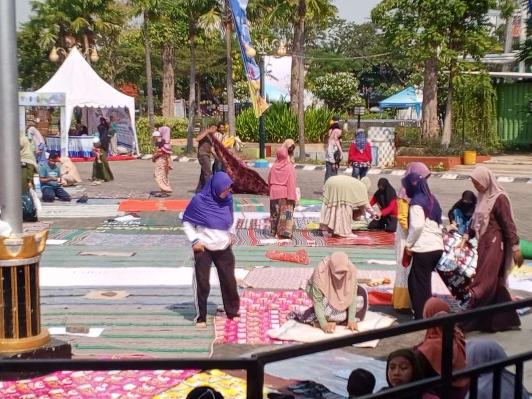 Massa penggemar Gus Iqdam sejak pagi sudah mengkavling tempat di Alun-alun Lamongan, Jawa Timur. (Foto: Imron Rosidi/Ngopibareng.id)