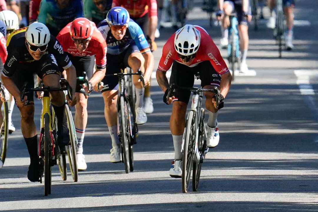 Dylan Groenewegen (kanan) beradu sprint dengan Jasper Phiilpsen (kiri) di Tour de France etape 6, Kamis 4 Juli 2024. (Foto: Istimewa)