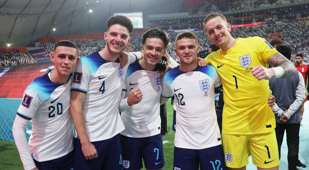 Pelatih Inggris Gareth Southgate tak pedulikan kritik dan mengisyaratkan tetap menurunkan Kieran Trippier (kedua dari kanan) saat lawan Swiss