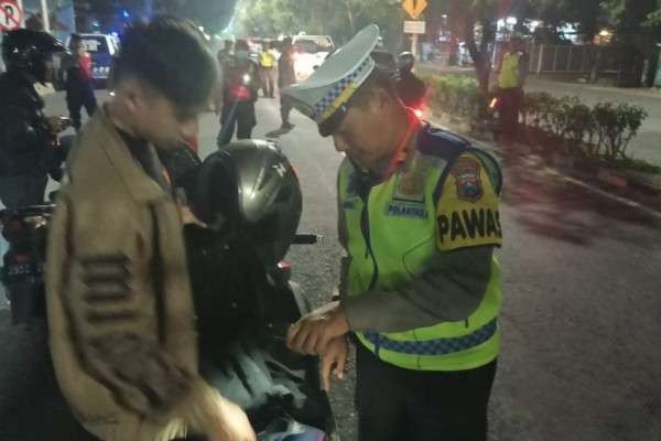 Patroli petugas gabungan Polrestabes Surabaya, jelang peringatan malam 1 Suro. (Foto: Humas Polrestabes Surabaya)