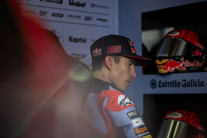 Marc Marquez mengalami patah jari dan memar pada tulang rusuk usai mengalami kecelakaan serius di sesi latihan bebas Jumat 5 Juli 2024 sore waktu setempat. (Foto: X/@marcmarquez93)