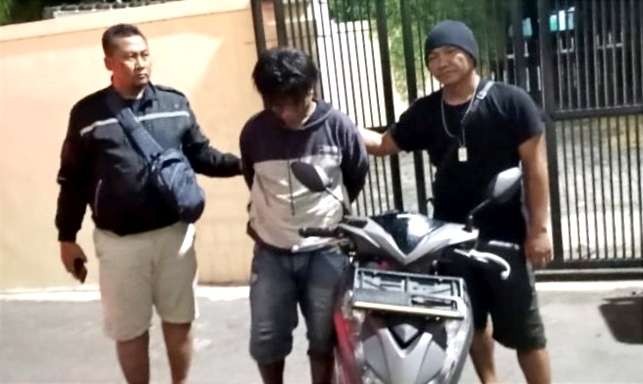 Pelaku curanmor asal Jember tertangkap setelah motor curian dipakai kabur kehabisan bensin saat dikejar anggota Satreskrim Polres Situbondo.(Foto: dok.Satreskrim Polres Situbondo)