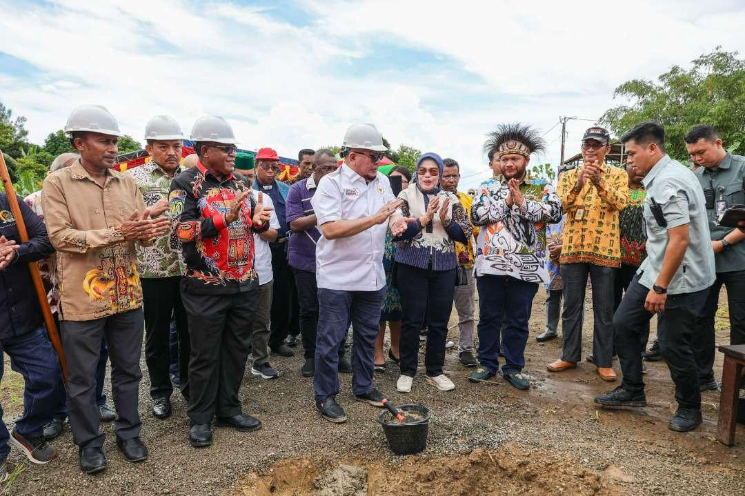 Ketua DPD RI AA LaNyalla Mahmud Mattalitti melakukan peletakan batu pertama SMK Papua Bangkit dan pendirian Sekolah Sepak Bola Kaki Belanda. (Foto: Tim Media LaNyalla)