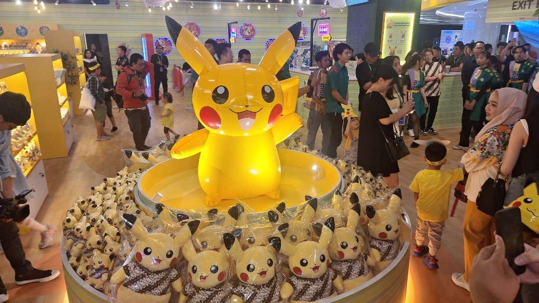 Pernak-pernik yang dihadirkan Pokémon Playlab, yang dibuka di Tunjungan Plaza Surabaya, hingga bulan September 2024 mendatang. (Foto: Julianus Palermo/Ngopibareng.id)