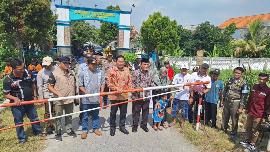 Bupati Lamongan, Yuhronur Efendi meresmikan palang pintu kereta api di Desa Plosowahyu. (Foto: Istimewa)