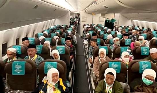 Jemaah haji Indonesia dalam pesawat terbang perjalanan pulang ke tanah air setelah ibadah haji di Mekah Arab Saudi.(Foto: Dok Humas Kankemenag Bondowoso)