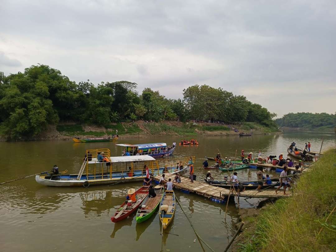 Festival Candra Benawa di sungai Bengawan Solo. (Foto: Ahmad Sampurno/Ngopibareng.id)