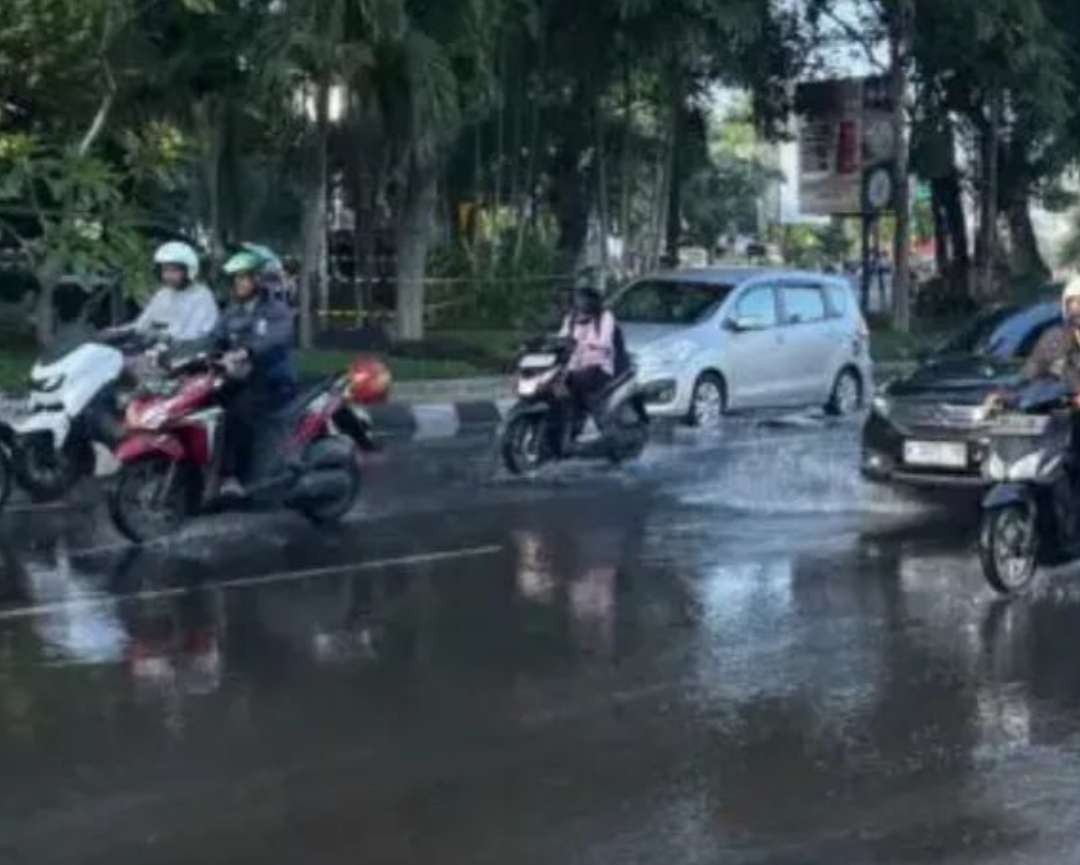 Genangan air di Jalan Wonokromo arah Kebun Binatang Surabaya (KBS), dampak pipa pecah di proyek pembangunan terowongan Joyoboyo Surabaya, sejak Sabtu 6 Juni 2024. (Foto: Istimewa)