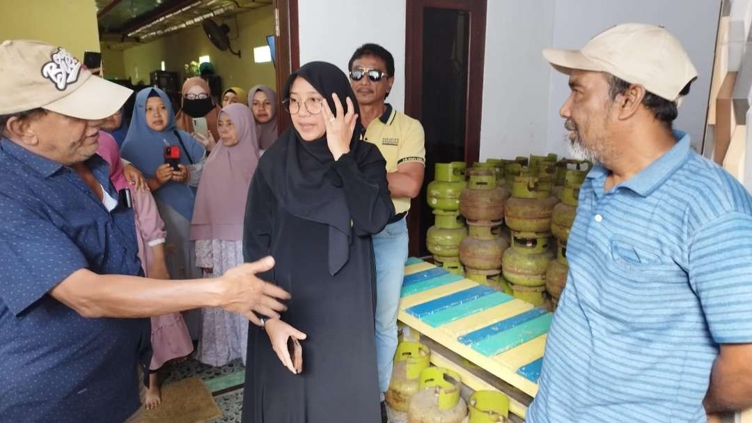 Bupati Banyuwangi Ipuk Fiestiandani menerima penjelasan dari pemilik agen LPG 3 kg atau tabung melon. (Foto : Muh Hujaini/Ngopibareng.id)