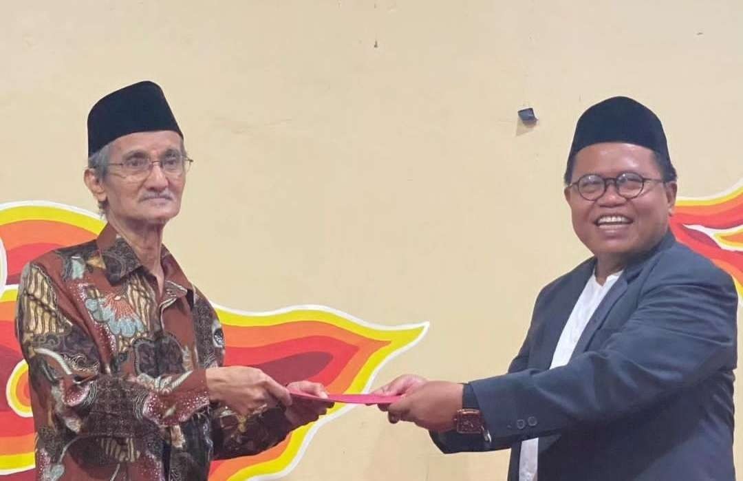 KH Husein Muhammad, Pengasuh Pesantren Dar el-Quran Arjawinangun Cirebon, bersama Marzuki Wahid. (Foto:adi/ngopibareng.id)