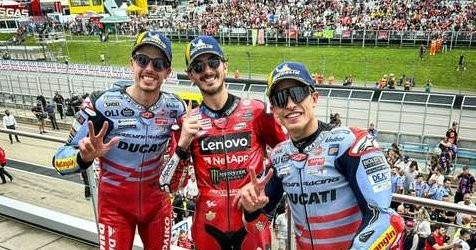 Francesco Bagnaia (tengah) menang di MotoGP Jerman sekaligus mengubah susunan klasemen MotoGP 2024