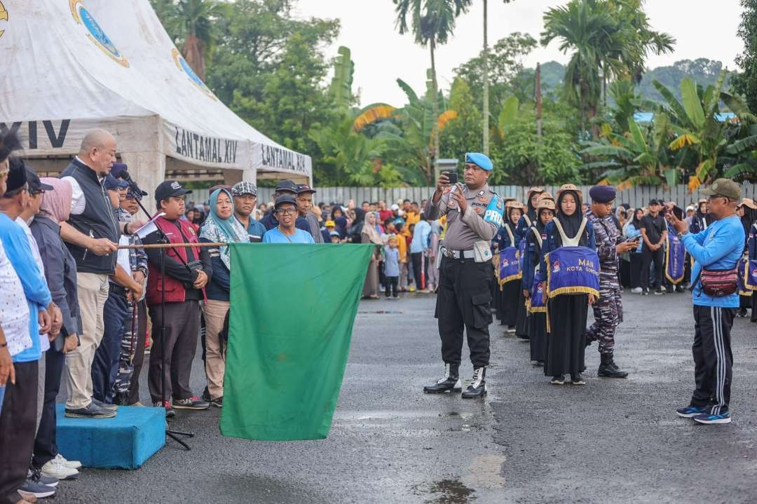 Ketua DPD RI AA LaNyalla Mahmud Mattalitti melepas pawai Fajar 1 Muharam atau tahun baru Islam. (Foto: Tim Media LaNyalla)