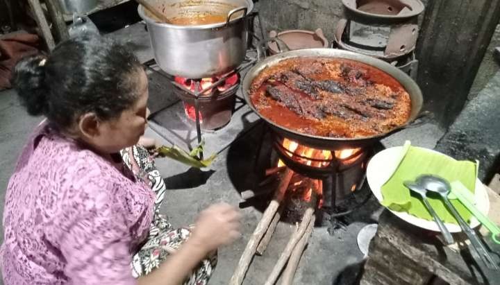 Memasak mangut lele dengan cara tradisional membuat cita rasa yang sensasional (Foto: Asmanu Sudarso/ngopibareng.id)