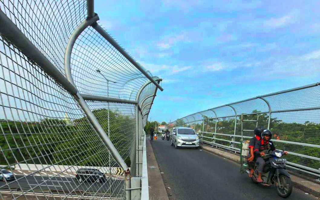 Kondisi pagar pembatas overpass tol Desa Sidokepung, Buduran, Sidoarjo rusak pasca dihantam truk (foto : Aini/Ngopibareng.id)