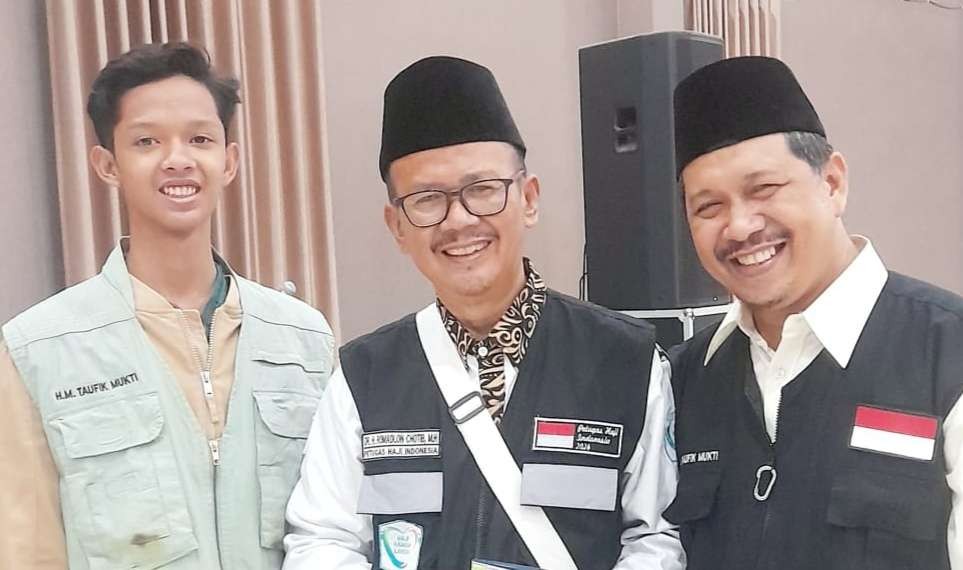 Katib Syuriah PWNU Jatim KH Romadlon Chotib bersama Ust. Muhammad Taufik Mukti, usai naik haji. (Dok/ngopibareng.id)