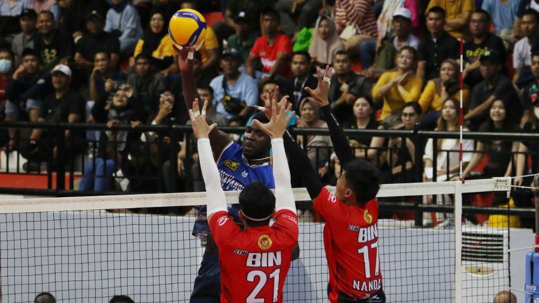 Pemain Jakarta Bhayangkara Presisi, Noumory Keita (tengah) melakukan serangan ke arah permainan Jakarta STIN BIN pada laga final four seri pertama Proliga 2024 di Bung Tomo Sport Center, Surabaya, Minggu 7 Juli 2024. (Foto: Fariz Yarbo/Ngopibareng.id)