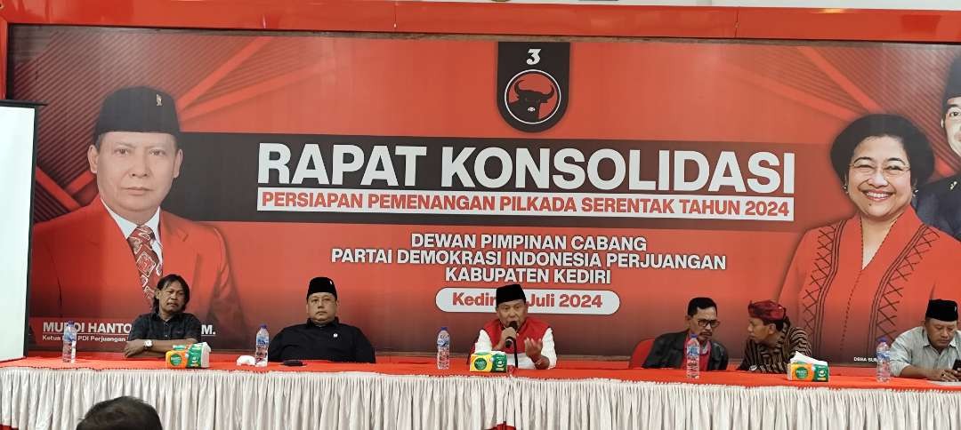 Surat tugas pencalonan Hanindhito Himawan Pramana (Dhito) sebagai bakal calon Bupati Kediri turun, DPC PDIP Kabupaten  Kediri gelar rapat konsolidasi pemenangan Pilkada 2024. (Foto: Fendi Lesmana/Ngopibareng.id)