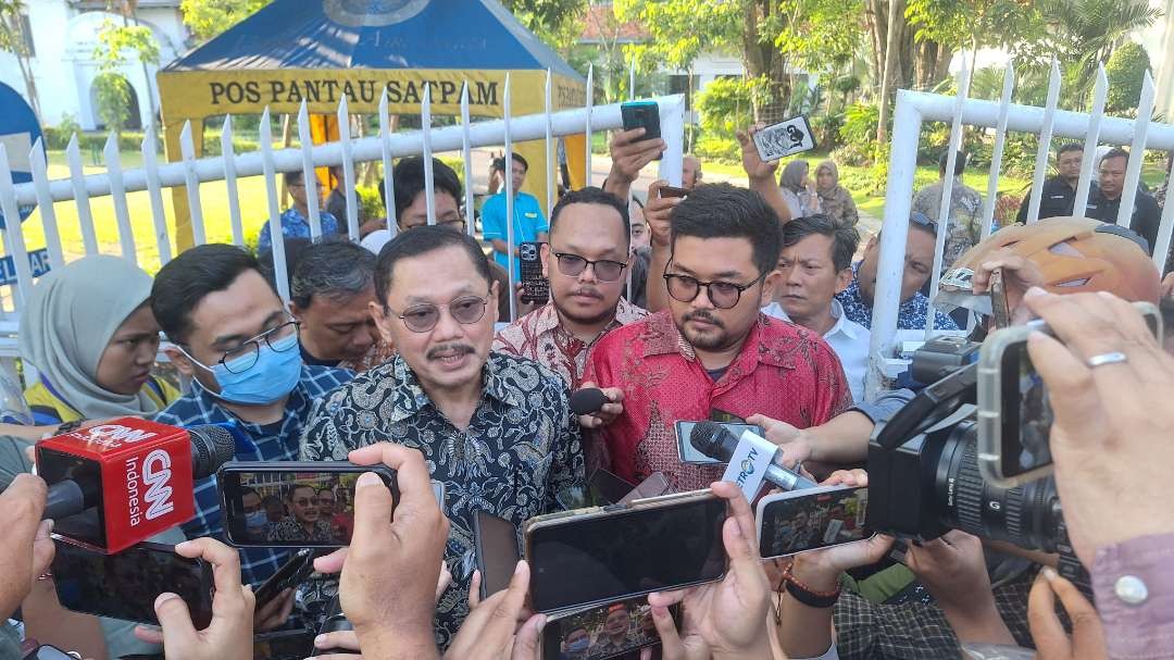 Dekan Fakultas Kedokteran Universitas Airlangga yang baru saja dicopot oleh Rektor Unair, Prof. Budi Santoso (berbaju batik) ketika muncul di hadapan publik pasca pencopotannya, Senin 8 Juli 2024. (Foto: Julianus Palermo/Ngopibareng.id)