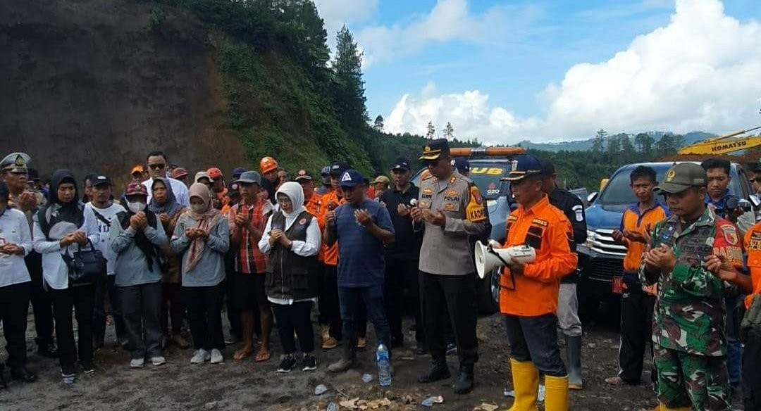 Penjabat (Pj) Bupati Lumajang, Indah Wahyuni (Yuyun) tinjau lokasi terjadinya longsor di area pertambangan pasir Dusun Supit Desa Pronojiwo. (Foto: Istimewa)