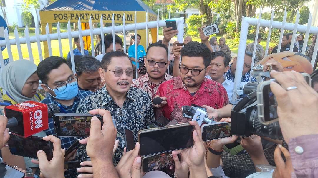 Dekan FK Unair yang dicopot dari jabatannya secara mendadak, Prof. Budi Santoso saat menjelaskan mengenai ihwal dirinya bersurat kepada Rektor Unair Prof Mohammad Nasih, di halaman FK Unair, Senin 8 Juli 2024. (Foto: Julianus Palermo/Ngopibareng.id)